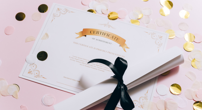 澳洲畢業證書與學歷認證證書展示照，象徵留學生完成學業並準備認證申請