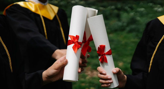 放大鏡檢視報紙職缺欄，象徵澳洲留學畢業生在完成學歷驗證後積極尋找工作機會