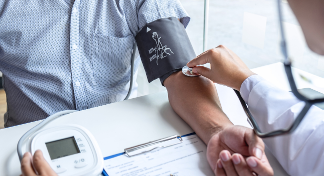 學生簽證體檢表格與聽診器，說明澳洲留學簽證申請過程中的健康檢查要求