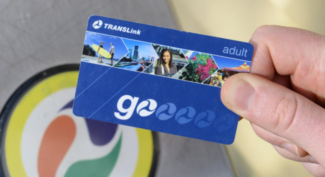 布里斯本旅客持 go card 於感應機上刷卡進站,使用昆士蘭公共交通系統