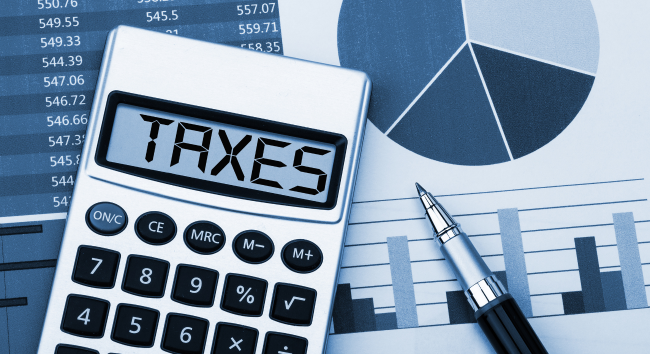 計算機顯示 TAXES + 財務圖表