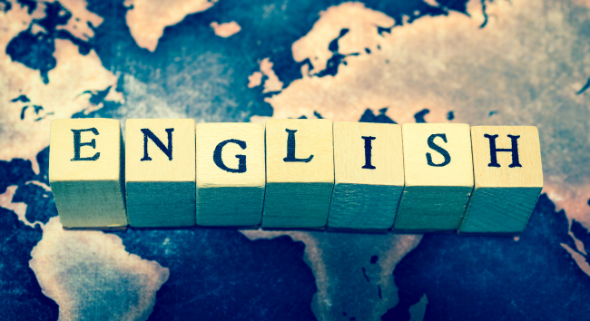 以拼字遊戲木塊拼出單字 'ENGLISH',象徵英語學習與語言課程主題