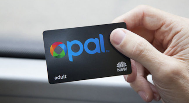 使用 Opal 卡於雪梨交通感應閘機上刷卡搭乘大眾運輸工具