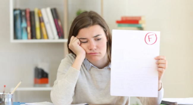 cô gái giơ tay giấy điểm F, bảng điểm 