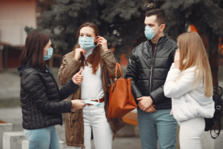 一棵树在水珠上