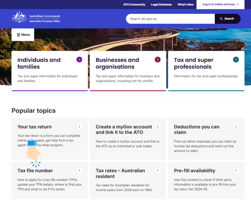 optus電話卡教學 有個橘色衣服粉色褲子的女生戴墨鏡手上拿著手機 澳洲打工度假電話卡教學文