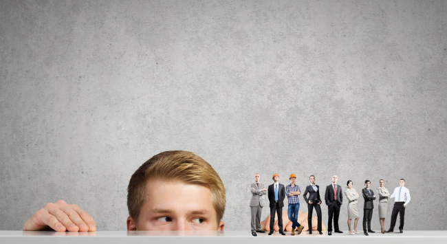 417澳洲打工真實薪資曝光 合法工作與成長全紀錄 有個金髮男孩往右邊看 旁邊有很多不同種職業的人還有帶安全帽的