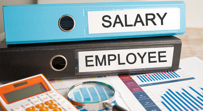 澳洲打工度假 salary employee 桌上有橘色計算機 還有放大鏡以及報表