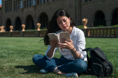 cô gái đọc sách ở trường đại học úc