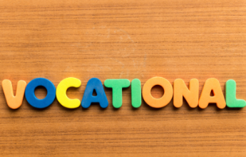 Các chữ cái xếp thành chữ VOCATIONAL trong chữ VET, đại diện cho trường nghề tại Úc