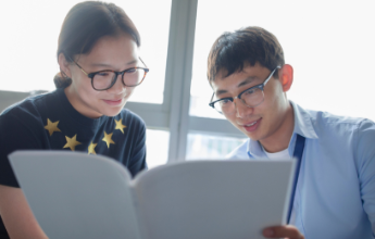 Nhân viên tư vấn thông tin về trường nghề tại úc để du học và định cư