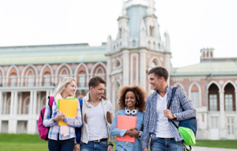 Các bạn du học sinh từ các trường nghề tại úc đang vui vẻ trò chuyện 