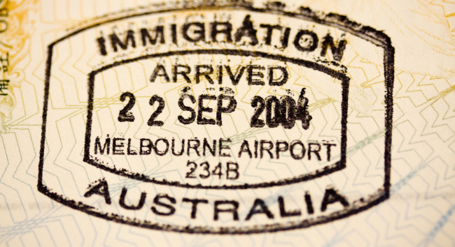 護照上蓋有「IMMIGRATION ARRIVED MELBOURNE AIRPORT」入境章，日期為 2004 年 9 月 22 日。