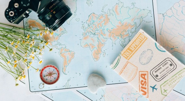 澳洲打工度假學生簽證體檢澳洲袋鼠戴著耳機 金髮醫生在幫袋鼠測量聽力