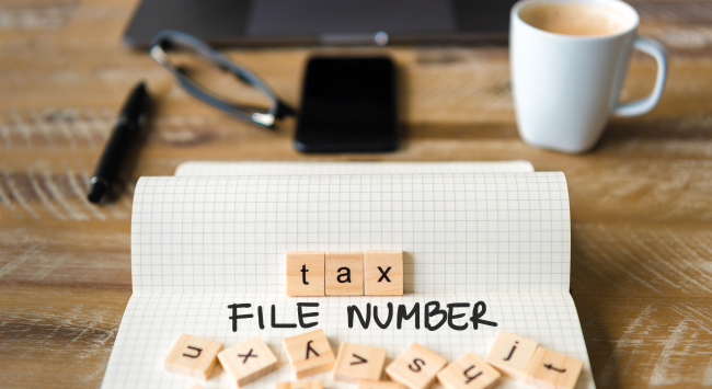 2026 澳洲TFN申請 tax FILE NUMBER桌上有筆記本 咖啡杯 手機 原子筆 申請澳洲稅號