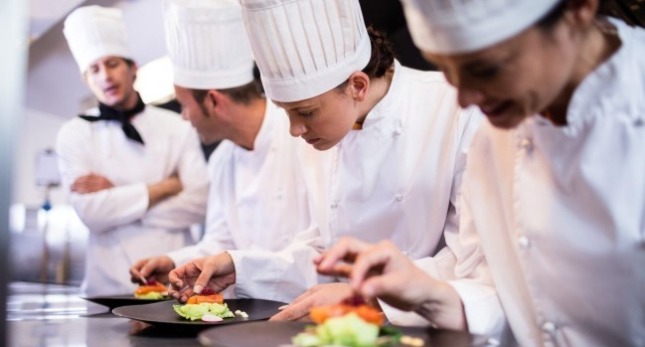 身穿卡其色圍裙的木工在做櫥櫃的工作 黑色紅色耳機