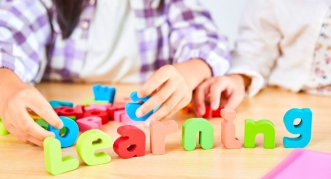 有個身穿藍色衣服的男生做櫥櫃當中