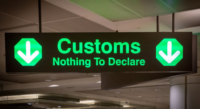 「Customs Nothing to Declare」的綠色海關通道標誌，代表無需申報物品的旅客通道。