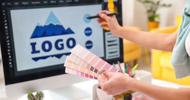 一個平面設計師正在選擇配色