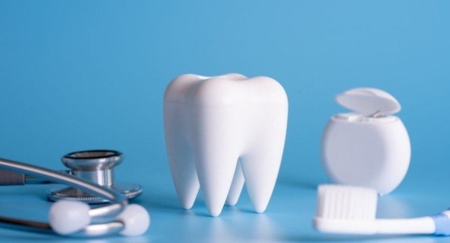 一顆牙齒模型以及潔牙和牙醫設備