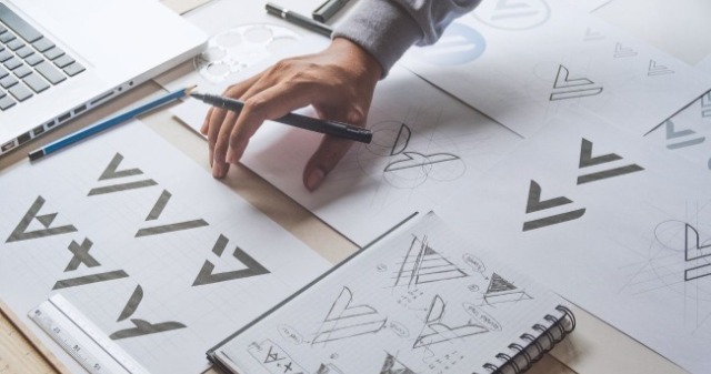 一個平面設計師正在畫草稿圖