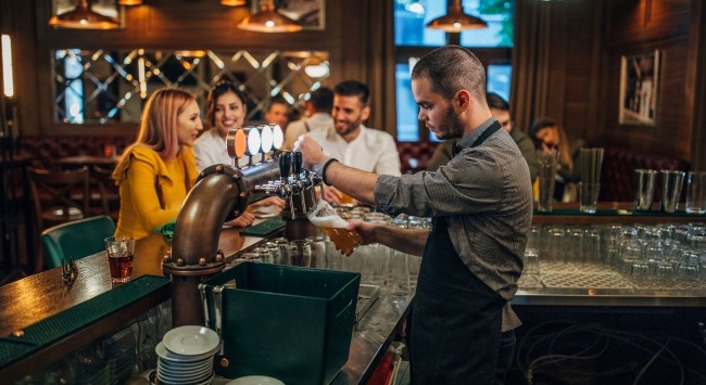 調酒師與客人在酒吧