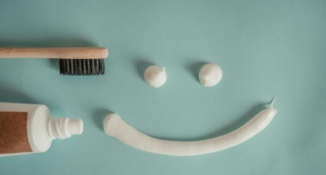 牙刷跟牙膏