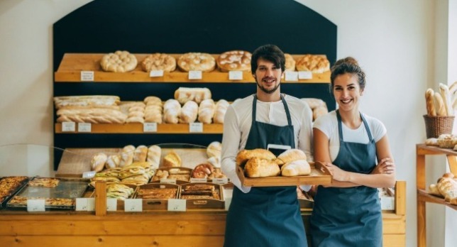 兩個麵包烘焙師在麵包店裡