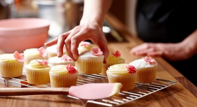 一個人正在烘焙甜點