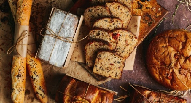 很多種類的麵包及烘焙產品在桌上