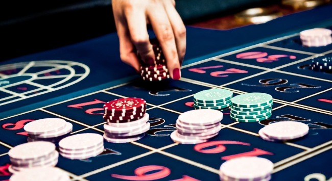 有一個大人拉著小孩的手 澳洲兒童相關許可證 