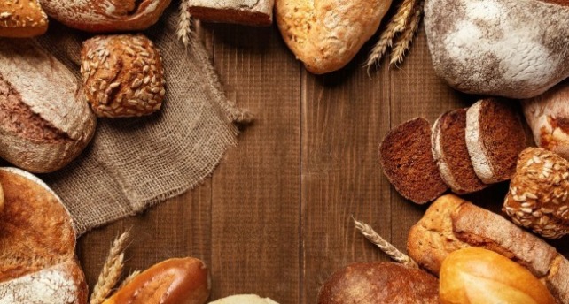 多種烘焙麵包放在桌上