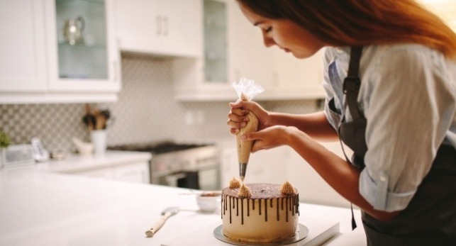 兩個麵包烘焙師在麵包店裡