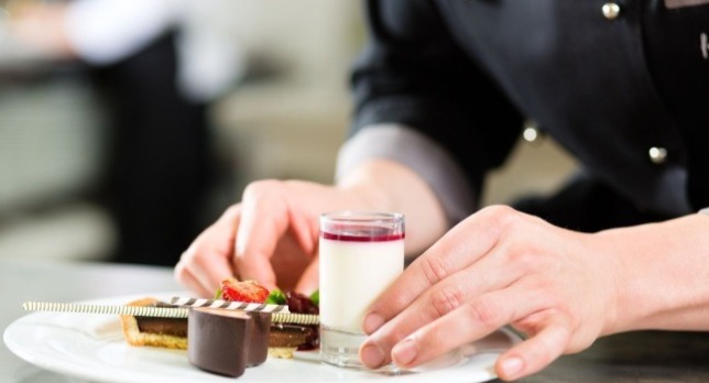 一個人正在烘焙甜點