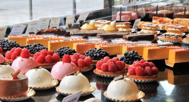 很多種類的麵包及烘焙產品在桌上