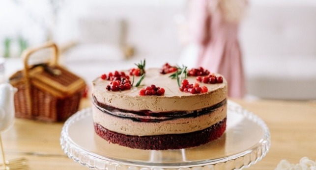 很多種類的麵包及烘焙產品在桌上