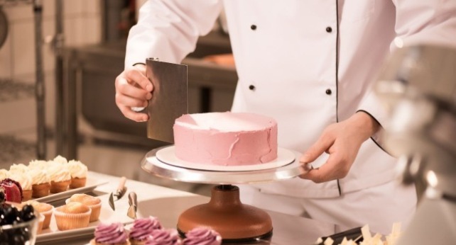 很多種類的麵包及烘焙產品在桌上