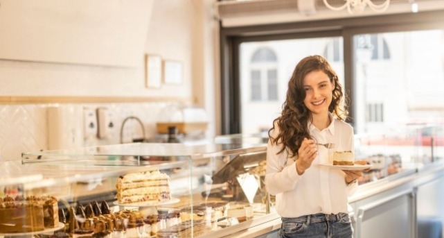 多種烘焙麵包放在桌上