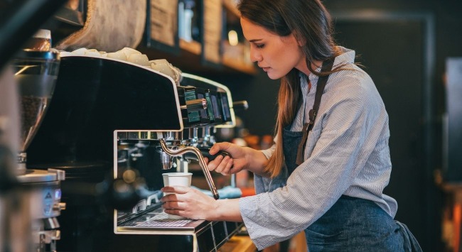 咖啡師課程 有一個女生在煮咖啡 澳洲打工度假咖啡師課程