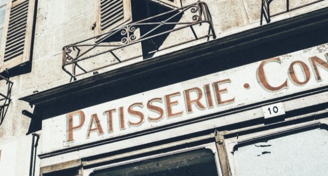 BAKE字樣以及麵粉和餅乾