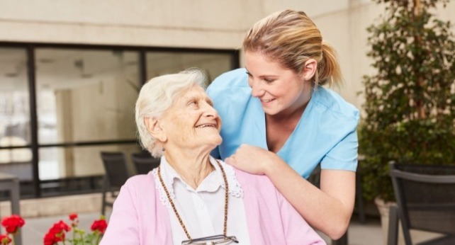 一個照護員陪伴一個老人