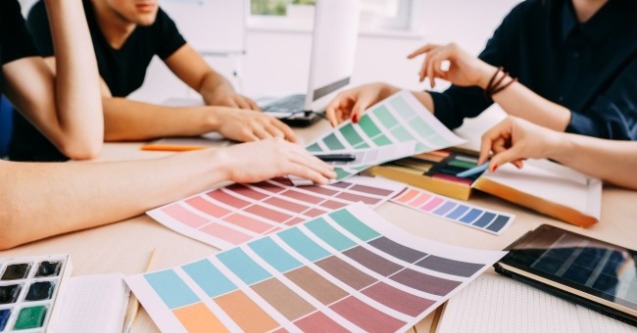 一群平面設計師正在討論配色