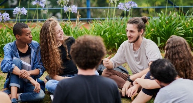 一個照護員與一個老人對視