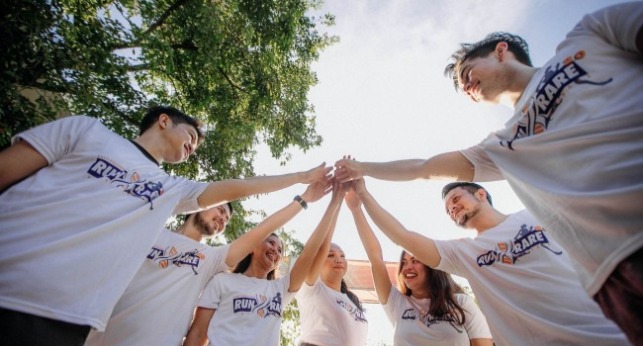 一個照護員陪伴一個老人散步