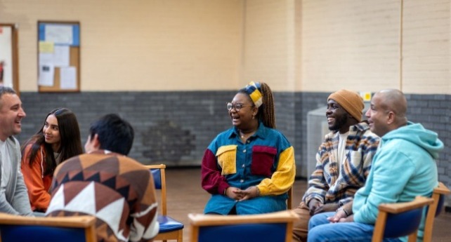 一個照護員推輪椅帶老人去公園