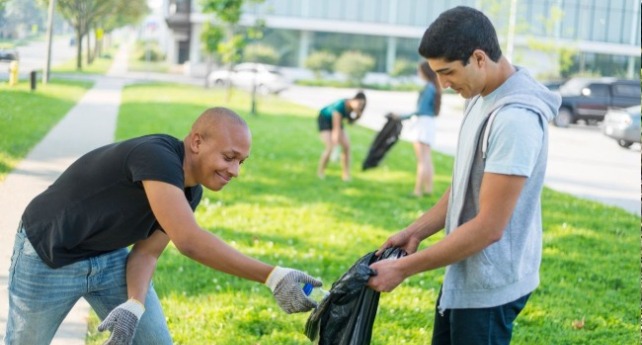 一個照護員帶一群老人做伸展運動