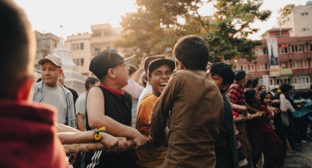 一個照護員帶一群老人做益智活動