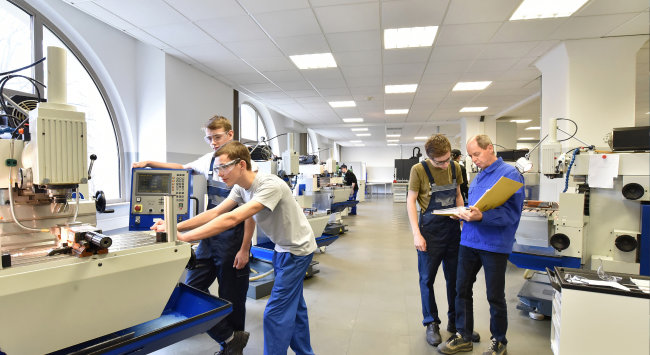 一堆人在討論工作 公立TAFE 木工課程