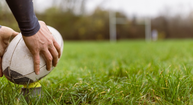 有一雙手在定點固定好rugby league橄欖球 