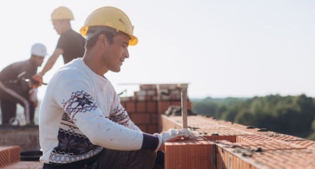 砌磚工人正在工作